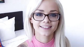 学生妹受不了震动棒的刺激大喷淫液